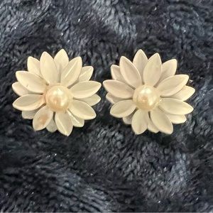 Vintage Pure white Daisy pierced earring excellent condition